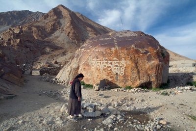 Una donna del villaggio di Ladakhi che prende acqua da un tubo comune, Tangtse, Ladakh, India da Unbekannt