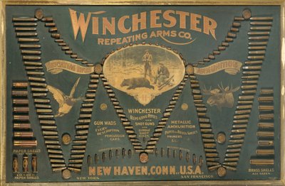 Esposizione di cartucce Winchester, con una selezione completa di cartucce per fucili in metallo, ottone e carta disposte in forma di una 