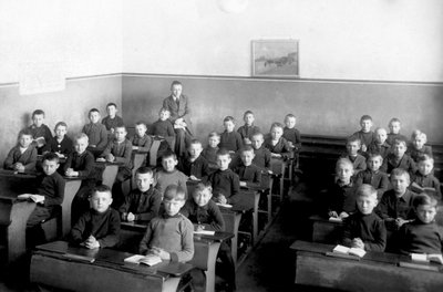 Una classe di ragazzi, gli scolari sono in uniforme. da Unbekannter Künstler