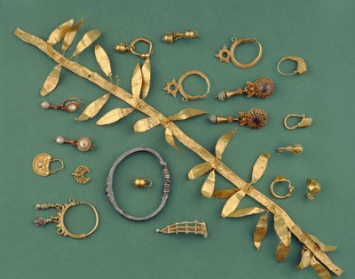 Collezione di gioielli ellenistici, bizantini e romani tra cui un diadema di foglia d