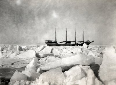 Una nave a quattro alberi che naviga tra gli iceberg da Unbekannter Künstler