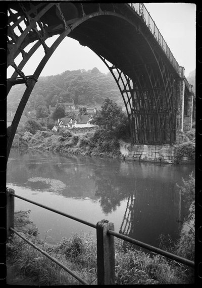 Vista generale del Iron Bridge, Ironbridge, The Gorge, Telford and Wrekin, UK, c.1955-82 da Unbekannter Künstler