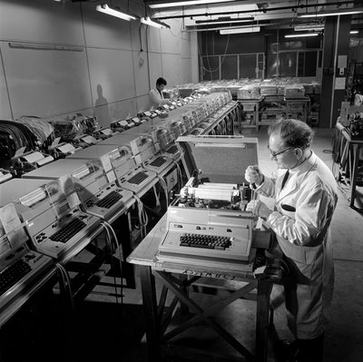 Una linea di macchine telex Envoy completate viene controllata da Unbekannt