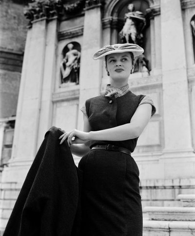 Una modella indossa abiti di Christian Dior a Venezia, 3 giugno 1951: Fuori La Salute da Unbekannt