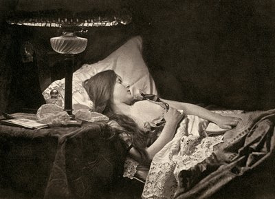 Una giovane donna che dorme su lenzuola candide ricamate in un letto da Unbekannter Künstler