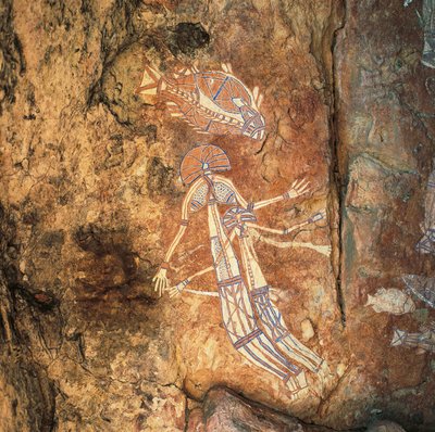 Arte rupestre aborigena di donna mitica e bambino a Njambolmi vicino a Nourlangie, Arnhem Land, NT, Australia da Benjamin Baud