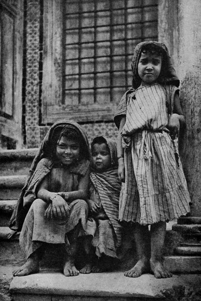 Africa. Arabi mendicanti per strada fuori da una moschea a Tunisi. 1920 da Unbekannt
