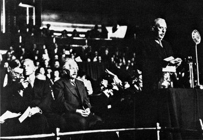 Albert Einstein ed Ernest Rutherford, la Royal Albert Hall da Unbekannt