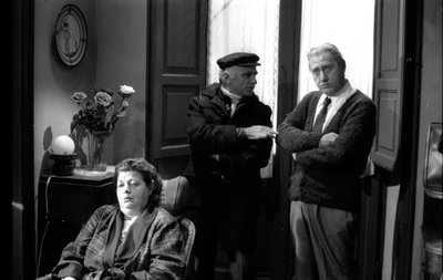 Alberto Sordi, Mario Monicelli e Shelley Winters sul palco di "Un borghese piccolo piccolo", diretto da Mario Monicelli da Unbekannt