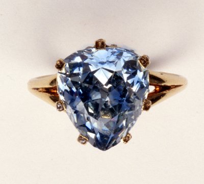 Anello antico con taglio fantasia, il diamante blu-grigio pesa 5,45 carati, una volta appartenuto a Maria Antonietta da Unbekannt