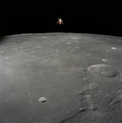 Modulo lunare Apollo 12 Intrepid che atterra sulla superficie della Luna nell