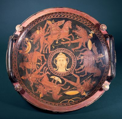 Patera a figure rosse apula con scene di Greci che combattono le Amazzoni, greca, realizzata nell