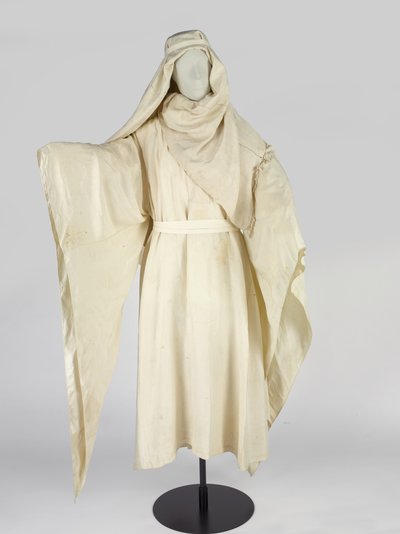 Abiti arabi e un copricapo, noto come keffiyah, appartenenti a T E Lawrence da Unbekannt