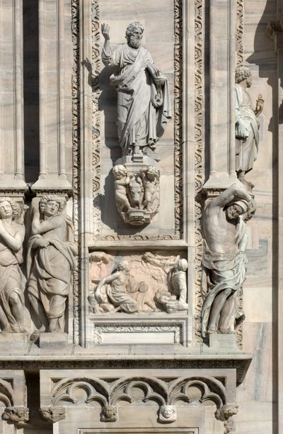 Architettura: statua di San Luca (1811), e basso rilievo rappresentante l