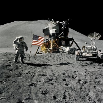 Astronauta Jim Irwin che saluta la bandiera americana durante la missione Apollo 15 da Unbekannt