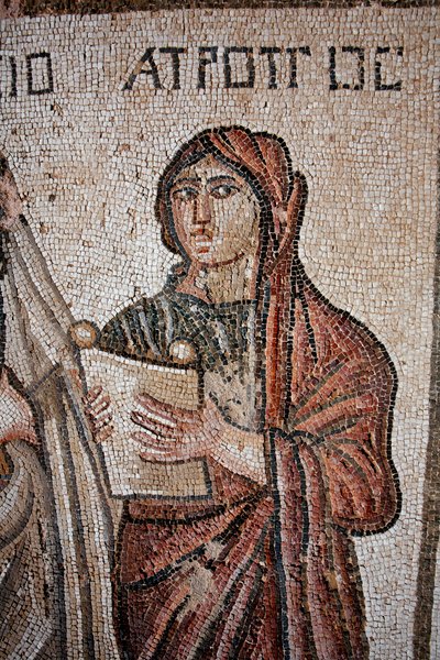 Atropo - Una delle tre Parche rappresentata con una pergamena aperta su cui era iscritta la vita di Achille - Dettaglio del pannello che rappresenta il primo bagno di Achille - Mosaici di Paphos, Villa di Teseo, V secolo d.C. - Cipro da Unbekannt