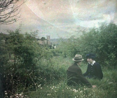 Autochrome anonimo - Touraine e i suoi castelli: La coppia di C vicino al castello, Chinon, Francia da Unbekannter Künstler