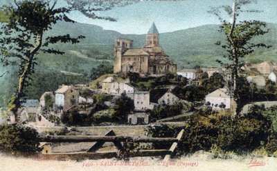 Saint-Nectaire: vista del villaggio e della chiesa da William M. Timlin