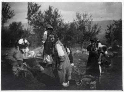 Penisola balcanica: donne davanti a una pentola sul fuoco - Cartolina 1914-1918 da William M. Timlin