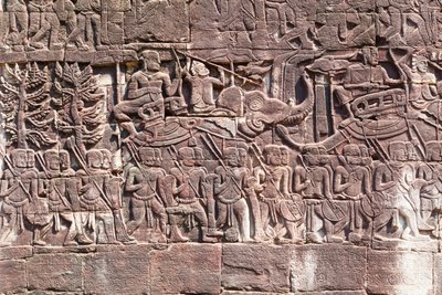Bassorilievi sul lato ovest del Tempio Bayon che raffigurano soldati Khmer in marcia, sito archeologico di Angkor, Cambogia da Unbekannter Künstler