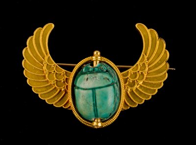 Scarabeo in steatite blu smaltata montato in una spilla alata d