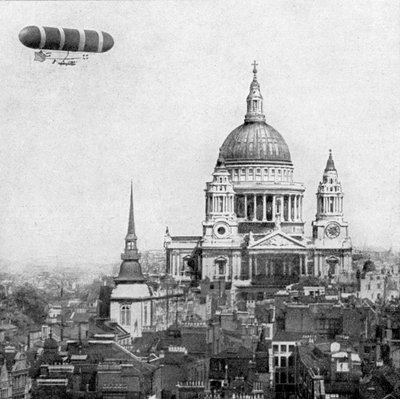 Dirigibile militare britannico che gira intorno alla Cattedrale di San Paolo da Unbekannter Künstler