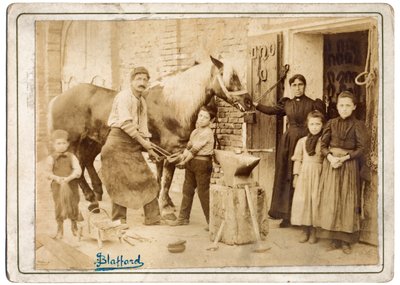 Il laboratorio del maniscalco spesso coincideva con la sua abitazione e gli animali venivano portati al laboratorio per cambiare i ferri o essere curati sui piedi da Alec Hunter