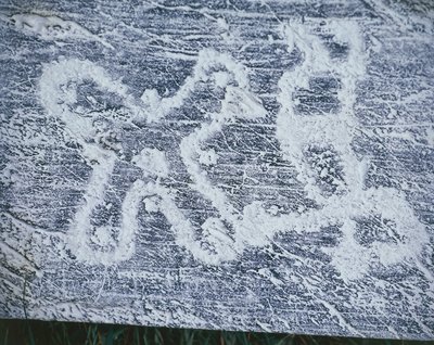 Rosa camuna, copia di incisioni rupestri nella Valle Camonica, disegno a carboncino, tecnica del frottage da Benjamin Baud