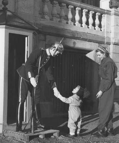 Carlo XVI Gustavo da bambino nel parco fuori dal castello di Haga a Stoccolma da Unbekannter Künstler