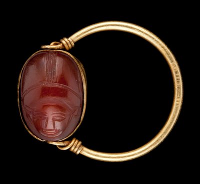 Scarabèo di corniola con volto umano incastonato in un anello d