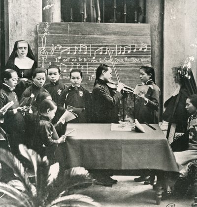 Prova di canti natalizi in una missione francese in Cina, inizio XX secolo da Unbekannt