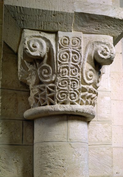 Colonna scolpita decorata con pastorali e spirali da Unbekannt