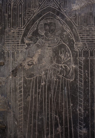 Collezione della cattedrale. Frammento di una lastra di pietra. Bassorilievo. Un funzionario della chiesa. Chiesa di origine (Saint-Quentin di Tournai. Fine XIII secolo) da Unbekannter Künstler