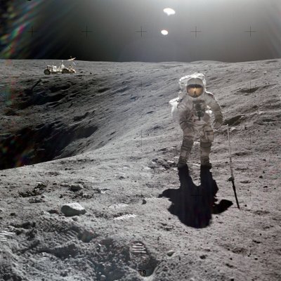 Charles M. Duke Jr., pilota del modulo lunare della missione Apollo 16, raccoglie campioni lunari al bordo del Cratere Plum, aprile 1972 da Unbekannt