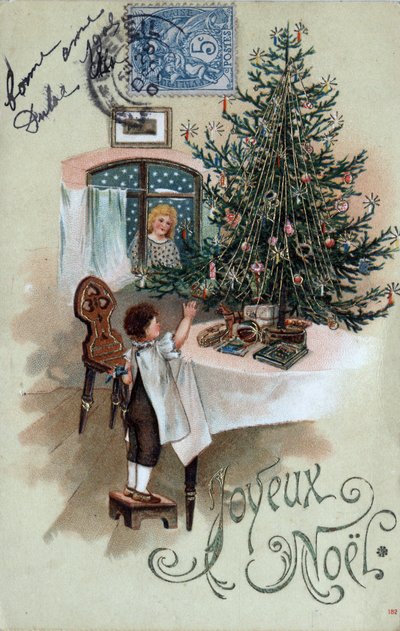 Cartolina di auguri di Natale: un bambino davanti a un albero di Natale posa su un tavolo, osservato da un angelo alla finestra - Cartolina datata 1905 da Unbekannt