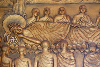 Pagoda buddista Chua Thiep Long. Buddha reclinato. Dopo 45 anni di insegnamento del Dharma, il Buddha passò nel Parinirvana. Statua. Thay Ninh, Vietnam da Unbekannt
