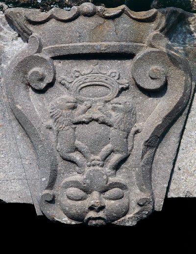 Stemma in pietra, architrave della porta d
