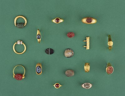 Collezione di gioielli romani, etruschi ed ellenistici tra cui un anello con scarabeo fenicio, un cammeo, portafortuna e un intaglio in agata, dal VI secolo a.C. al IV d.C. da Unbekannt
