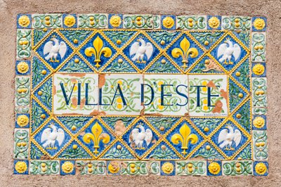 Piatto in terracotta smaltata colorata; Villa d