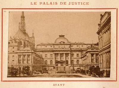 Comune di Parigi (1871): veduta del Palazzo di Giustizia a Parigi prima del suo incendio nel maggio 1871. Fotografia di Pierre Pepetit. Stampa su cartone, Dim. 9x5,4 cm da Unbekannt