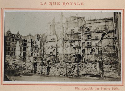 Comune di Parigi (1871): veduta delle rovine su Rue Royale a Parigi nel maggio 1871. Fotografia di Pierre Pepetit. Stampa su cartone, Dim. 9x5,4 cm da Unbekannt