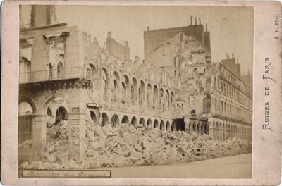 Comune di Parigi: vista delle rovine del Ministero delle Finanze a Parigi nel maggio 1871 da Unbekannt