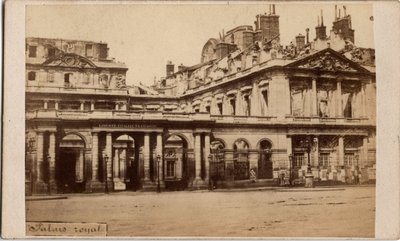 Comune di Parigi (1871): veduta del Palais-Royal dopo l
