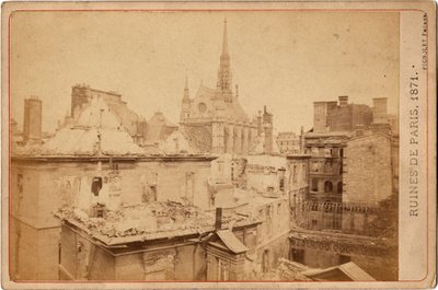 Comune di Parigi: vista delle rovine del Palais de Justice e della Sainte Chapelle a Parigi nel maggio 1871. Fotografia dei fratelli Pignolet. Dim. 16,3X10,8 cm da Unbekannter Künstler