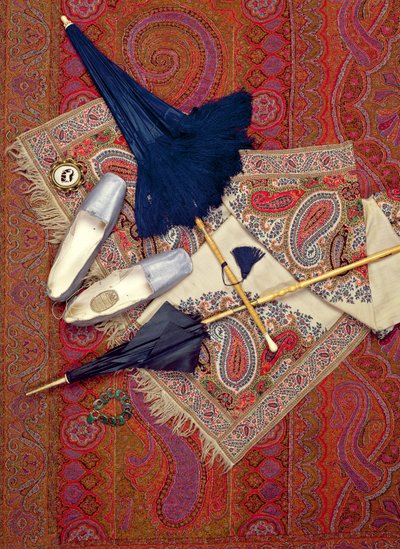 Accessori per costumi 1845-70, inclusi scarpe di Slade di Cheltenham e gioielli da Unbekannt