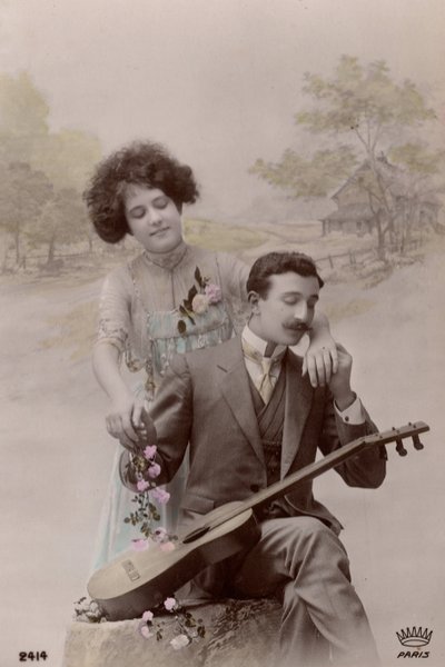 Coppia con Fiori e Chitarra Spagnola, Francia, c.1910 (cartolina) da Unbekannter Künstler