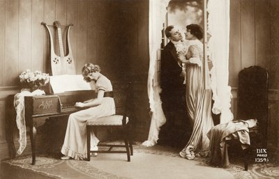 Coppia in corteggiamento e giovane ragazza che suona il pianoforte, Parigi, c.1920 (cartolina) da Unbekannter Künstler
