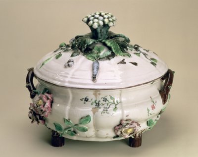 Zuppiera coperta, decorata con ornamenti applicati di fiori e verdure, di Johan Ludwig Eberhard Ehrenreich, Marieberg, fine XVIII secolo da Unbekannt