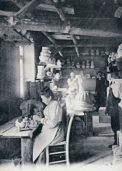 Artigiani al lavoro nella produzione di ceramiche d