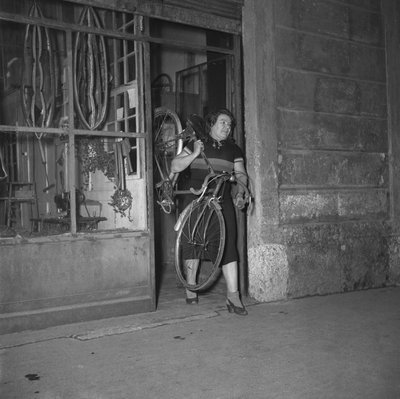 Ciclista Alfonsina Strada (Alfonsa Rosa Maria Morini) che esce dal suo negozio in via Varesina 80, Milano, Italia da Unbekannter Künstler